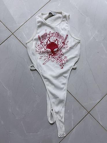 qırmızı bodilər: Ağ rəngli qadın bodisi – qolsuz, dəyirmi yaxalı. Ön hissədə qırmızı — 1