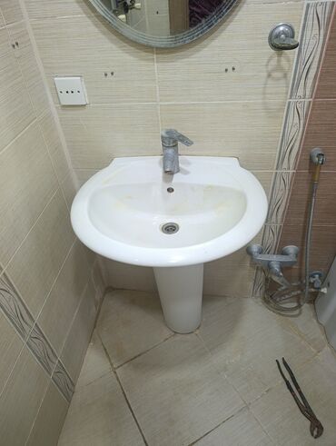 душ кабины: Keramika ayaqlı hamam lavabo dəsti - Material: keramik (parlaq ağ