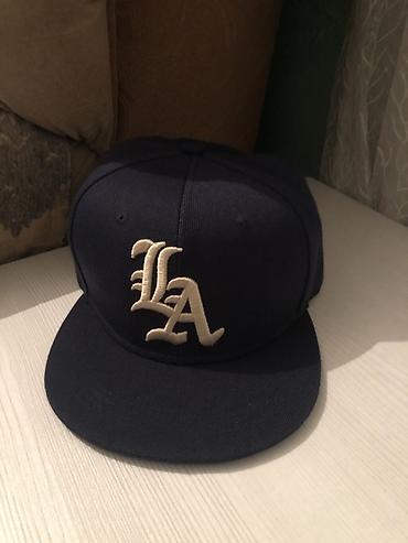 şlyapa: Qara-navy rəngdə snapback beysbol papağı - Ön hissədə iri “LA” loqosu — 1