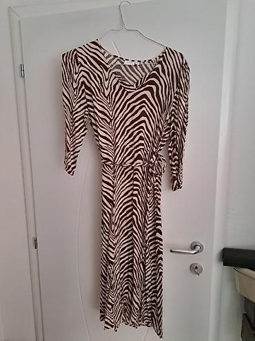 papuce cupave: VILA haljina sa životinjskim (zebra) printom - Model: midi dužina — 1
