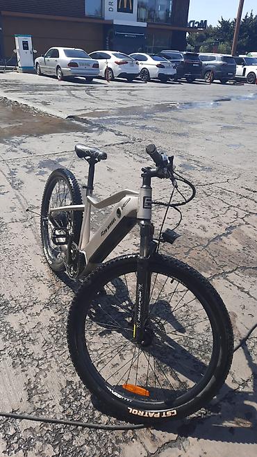 velosiped: İşlənmiş Elektrik velosipedi 28", sürətlərin sayı: 27, 250 Vt, Ünvandan götürmə, Ödənişli çatdırılma — 1
