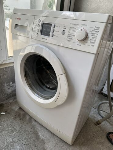 Стиральные машины: Bosch brendinə məxsus ağ rəngli öndən yükləmə paltaryuyan maşın. Bu