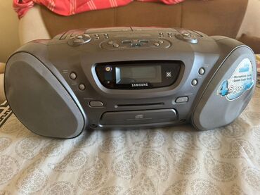 Radio: Samsung firmasının gümüşü rəngdə, CD çalar və radiolu portativ musiqi