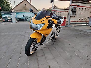 vw polo 1.4 benzin tehnicke karakteristike: Honda CBR929rr – sportski motocikl sa full oklopom u žuto-beloj — 2