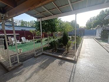 Продажа коттеджей и домов: Продаю 2 дома на участке в 6 соток. г. Кант. Под бизнес. Участок — 15