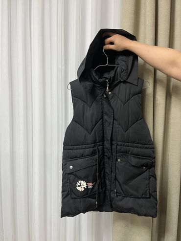 Toy paltarları və aksesuarları: Qara rəngli, kapüşonlu qadın/kişilər üçün puf yelek. - Sinədən