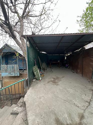 Продажа коттеджей и домов: 🏡 Продаётся небольшой дом в Бишкеке 📍 Район: Аламединский рынок 🛏 3 — 6