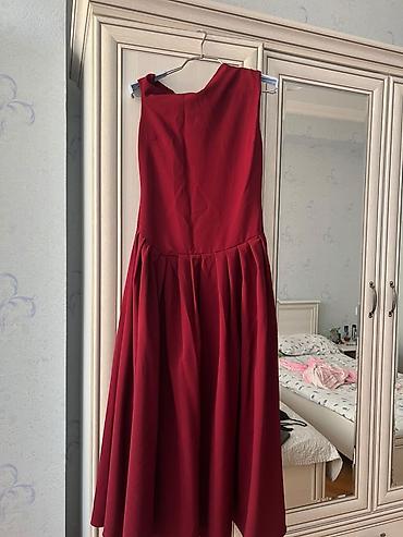 Qırmızı rəngli elegant qadın donu - Model: Asimmetrik, bir tərəfi