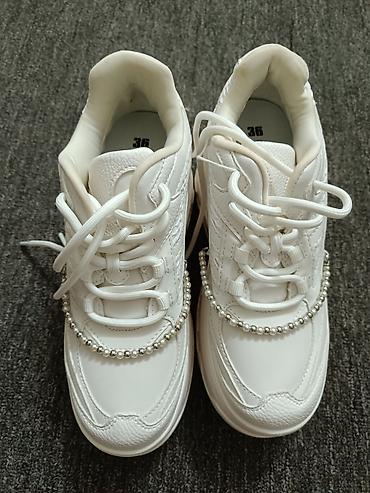 Patike: Beli ženske patike,debeli đon . original " bershka" — 1