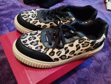 Basanoşka və səndəllər: Qadın ayaqqabıları – 2 model 1) Platformalı şlapi - Rəng: qara - Üst — 7