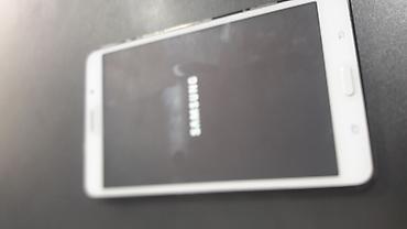 Samsung: Samsung planşet – ağ rəng - Ekran: təxminən 7–8 düym, ön paneldə — 2