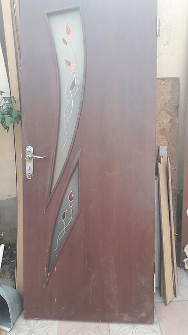 it səkili: Dekorativ otaq qapısı satılır. Qapı qəhvəyi ağac teksturalı səthə — 1