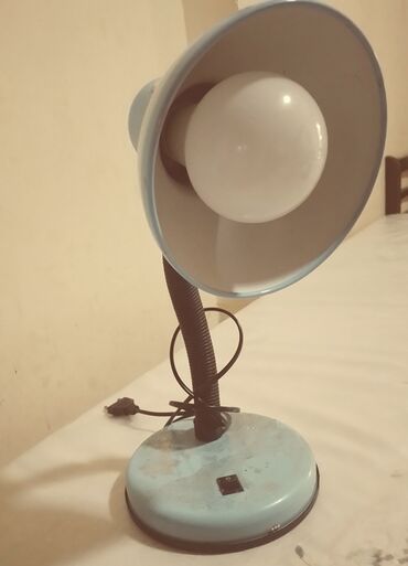 Stol lampaları: Masaüstü üçün mavi rəngdə lampa. Elastik ayağı sayəsində işığın