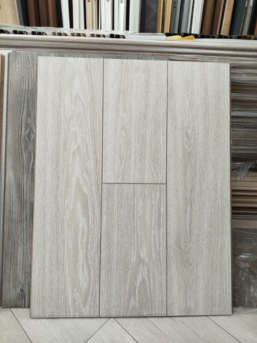 3 10 taxta qiymeti: Ağac teksturalı döşəmə laminatı – açıq bej/boz “aşınmış ağac” effekti