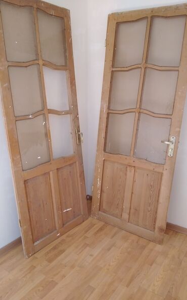 işlənmiş ev qapları: Taxta şüşəli qapılar – 3 ədəd - Material: təbii ağac karkas, aşağı
