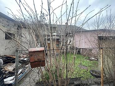 Продажа коттеджей и домов: Продаю пол дома барачного типа район Тоголок молдо Щербакова 3 ком — 10