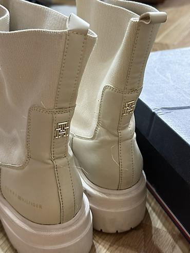 Сапоги: Tommy Hilfiger bej qadın botları 200 azn-a alınıb, çox səliqəli — 2