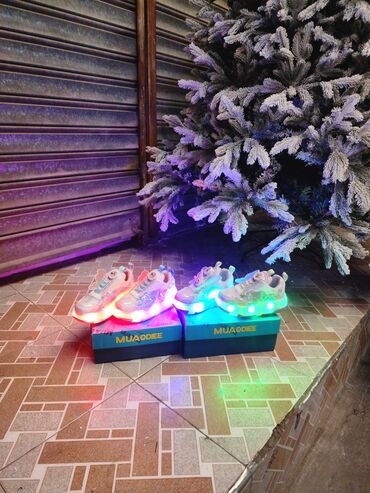 детские игрушечные такчки: Isiqli ayaqabi hemide rolik krasovkaa - Brend: MUAODIEE (qutuda lalafo.az -da детские игрушечные такчки: Isiqli ayaqabi hemide rolik krasovkaa - Brend: MUAODIEE (qutuda