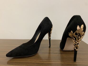 туфли в отличном состоянии: Туфли Dior, 39, түсү - Кара