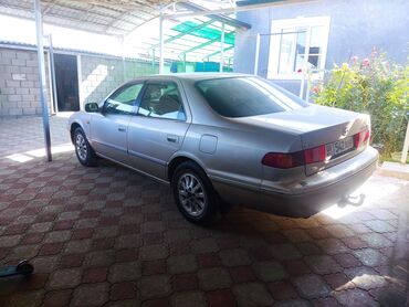 Toyota: Toyota Camry: 2001 г., 2.2 л, Механика, Бензин, Седан