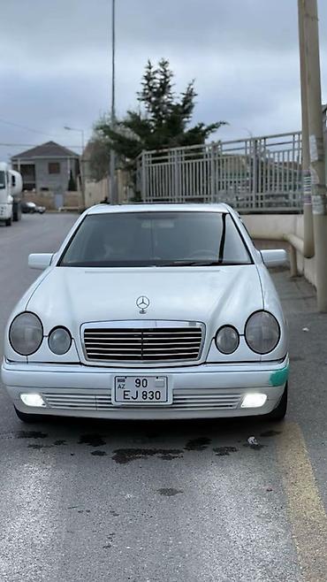 lexus ct 200: Mercedes-Benz E-Class (W210), ağ rəngli sedan 98 madelin yan — 1