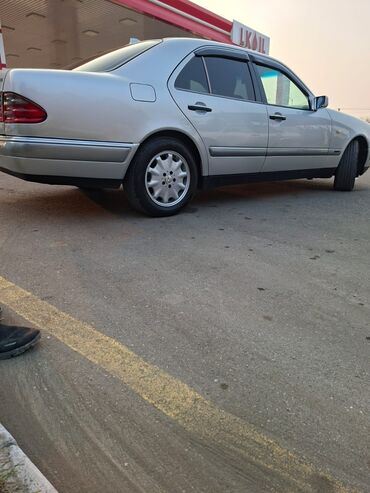 Mercedes-Benz: Mercedes-Benz E-Class: 2.8 l | 1997 il Sedan — 8