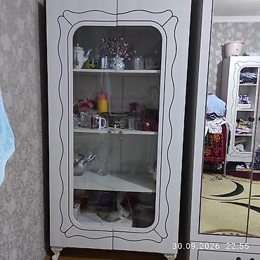 Şüşəli vitrin şkaf - Material: MDF/taxta kompozit korpus, ön hissə