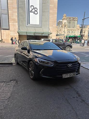 elantra qapı: Hyundai Elantra sedan – qara rəng, 4 qapı, AZ nömrə nişanı. Şəhər üçün — 10
