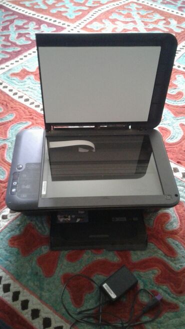 Принтеры: Принтер hp deskjet 2050. сканер, копирователь таккже. внутри нет