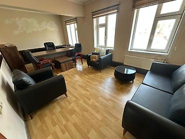 Ofis dəst mebeli: Ofis mebel dəsti Tərkibi: - Direktor masası: geniş iş səthi, kabel — 1