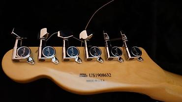 бас гитара: Электрогитара Fender Telecaster (лик с логотипом Fender), в комплекте — 5
