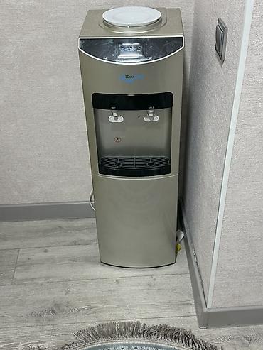 Техника для кухни: Кулер для воды напольный EcoTrak (логотип на панели). - Два крана — 1