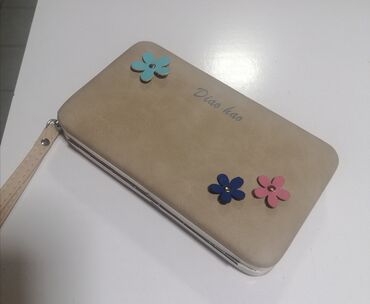 Novčanici: Torbica tri u jednom. Ima pregrade za novac, dokumenta, i deo za — 4