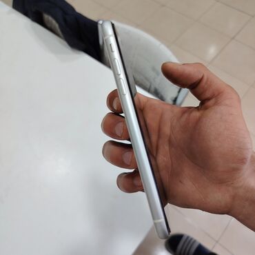 Apple iPhone: IPhone 11, Gümüşü, Face ID
