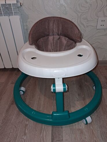 расчески для новорожденных: Ağ və tünd yaşıl rənglərdə olan bu körpə gəzdiricisi, uşaqların ilk