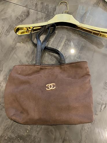 Çantalar: Chanel tote çantası – qəhvəyi süet gövdə, qara dəri qolbaqlar və ön — 2
