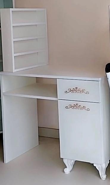 Komodlar: Ağ rəngdə kompakt makiyaj/iş masası və üstü üçün rəf bloku — 1
