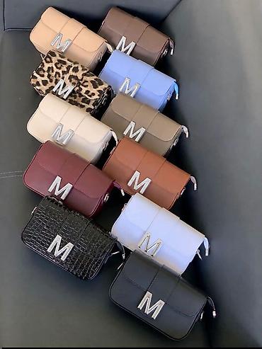 jaragar watch: Ženska crossbody torba sa metalnim slovom “M”zlatne boje. -Kompaktna — 1