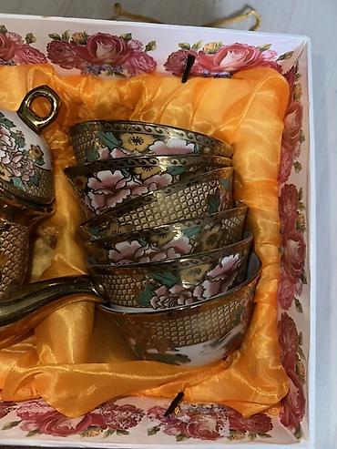 пиалы для чая: Подарочный чайный набор в коробке. Состав: - чайник с изогнутой — 2