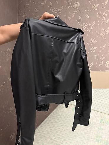 moncler kurtka: Qadınlar üçün qara eko‑dəri “biker” gödəkçə - Model: assimetrik — 3