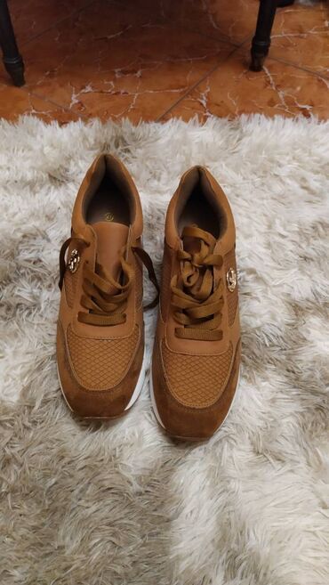 Γυναικεία είδη Υπόδησης: Παπούτσια.
Καινούργια, αφόρετα.
Πολύ άνετα, μέγεθος 41 — 1