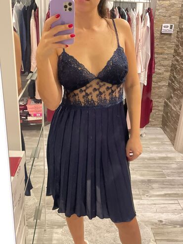 Spavaćice: Elegantan ženski komplet koji se sastoji od spavaćice i ogrtača, oba u — 8