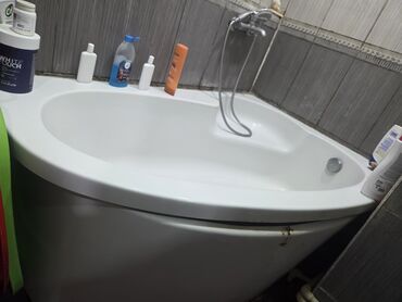 Материалы для кровли крыш: Ağ rəngdə künc vanna istənilən hamam otağına uyğun gəlir. Divara