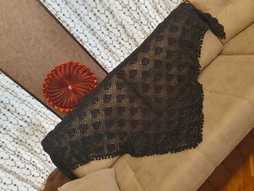 Hicab: Qara rəngli, üçbucaq formalı əl işi şal - Material: xırda parıltılı — 2