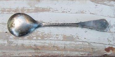 Staro posuđe i escajg: 4 + 1 posrebrena kašišica. Četiri (11 cm) plus jedna (9,5 cm) — 7