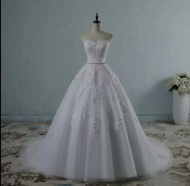 Новое свадебное платье р.42-44 на корсете со шлейфом цвет белый без