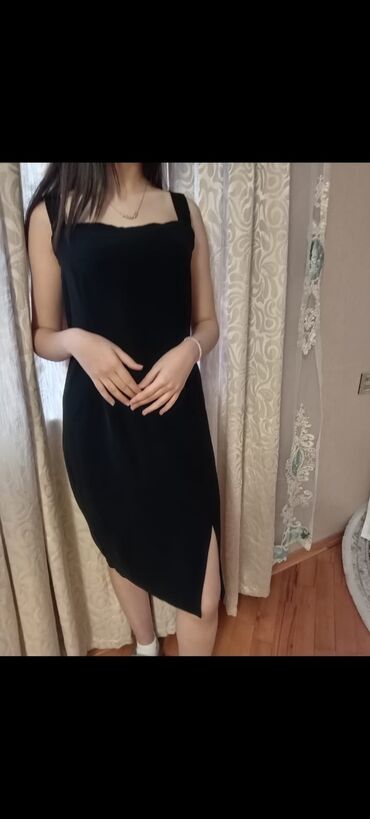 Dəstlər, kostyumlar: Qadın geyimləri dəsti – 3 ədəd 1) Qırmızı qısa don: - Klassik düz — 22