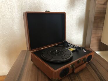 Retro patefon val oxudan. Retro dizaynlı, müasir funksiyalara sahib