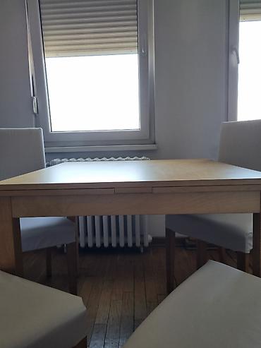 forma ideale ugaone komode: Ikea drveni sto na rasklapanje i četiri stolice. Dimenzije stola: kad — 2