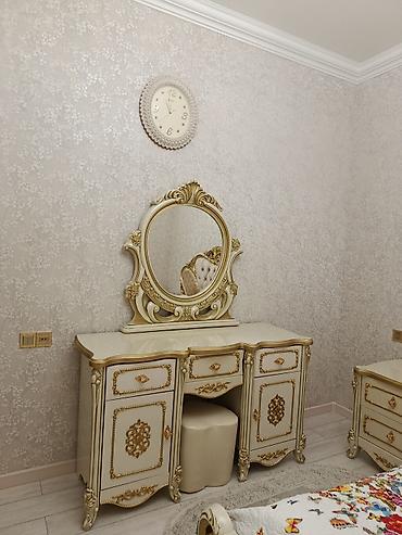 bedroom: Klassik üslubda yataq otağı mebel dəsti təqdim olunur. Dəst zərif krem — 4